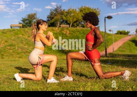 Nahaufnahme von schönen schwarzen hispanischen und kaukasischen Frauen beim Ausarbeiten In Sportbekleidung Stockfoto