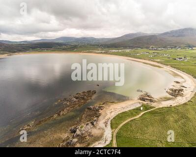 Ein Luftbild von Tullagh Bay und Beach in County Donegal Irland Stockfoto