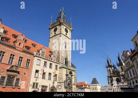 Prager Altstädter Ring mit Turm auf Staromestske Namesti, Altstädter Ring Stockfoto