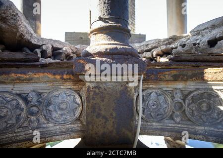 22. September 2020, Brandenburg, Potsdam: Verrostete Eisen- und verfallene Bausubstanz im Obergeschoss des Campanile der Friedenskirche im Sanssouci-Park. Der freistehende Glockenturm (Campanile) der Kirche mit seiner gusseisernen Konstruktion ist sehr baufällig. Nach der Renovierung der Kirchendächer und der Restaurierung des Apsis-Mosaiks im vergangenen Jahr kann die Stiftung Preußische Schlösser und Gärten Berlin-Brandenburg (SPSG) nun mit der Restaurierung des Gebäudes durch privates Engagement beginnen. Gemeinsam mit den Deuts wird eine bundesweite Spendenaktion für die fehlenden Mittel gestartet Stockfoto