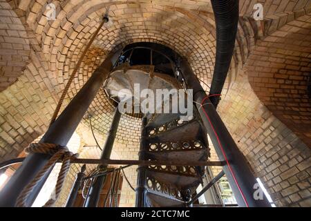 22. September 2020, Brandenburg, Potsdam: Die Treppe in einem der mittleren Stockwerke des Campanile der Friedenskirche im Park Sanssouci. Der freistehende Glockenturm (Campanile) der Kirche mit seiner gusseisernen Konstruktion ist sehr baufällig. Nach der Renovierung der Kirchendächer und der Restaurierung des Apsis-Mosaiks im vergangenen Jahr kann die Stiftung Preußische Schlösser und Gärten Berlin-Brandenburg (SPSG) nun mit der Restaurierung des Gebäudes durch privates Engagement beginnen. Gemeinsam mit der Deutschen Stiftung Denkmalsc wird eine bundesweite Spendenaktion für die fehlenden Mittel gestartet Stockfoto