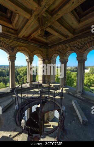 22. September 2020, Brandenburg, Potsdam: Das oberste Stockwerk des Campanile der Friedenskirche im Park Sanssouci der freistehende Glockenturm (Campanile) der Kirche mit seiner gusseisernen Konstruktion ist sehr baufällig. Nach der Renovierung der Kirchendächer und der Restaurierung des Apsis-Mosaiks im vergangenen Jahr kann die Stiftung Preußische Schlösser und Gärten Berlin-Brandenburg (SPSG) nun mit der Restaurierung des Gebäudes durch privates Engagement beginnen. Gemeinsam mit der Deutschen Stiftung Denkmalschutz und dem Bauverein wird eine bundesweite Spendenaktion für die fehlenden Mittel gestartet Stockfoto