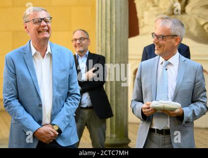 22. September 2020, Brandenburg, Potsdam: Günther Jauch (l.), TV-Moderator und finanzieller Unterstützer vieler historischer Gebäude in der Stadt, lacht während der Pressekonferenz zur Spendenaktion zur Erhaltung des Campanile der Friedenskirche im Sanssouci Park neben Christoph Martin Vogtherr, Generaldirektor der Stiftung Preußische Schlösser und Gärten Berlin-Brandenburg (SPSG). Der freistehende Glockenturm (Campanile) der Kirche mit seiner gusseisernen Konstruktion ist sehr baufällig. Nach der Renovierung der Kirchendächer und der Restaurierung des Apsis-Mosaiks zuletzt Stockfoto