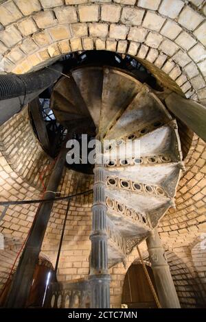 22. September 2020, Brandenburg, Potsdam: Die Treppe in einem der mittleren Stockwerke des Campanile der Friedenskirche im Park Sanssouci. Der freistehende Glockenturm (Campanile) der Kirche mit seiner gusseisernen Konstruktion ist sehr baufällig. Nach der Renovierung der Kirchendächer und der Restaurierung des Apsis-Mosaiks im vergangenen Jahr kann die Stiftung Preußische Schlösser und Gärten Berlin-Brandenburg (SPSG) nun mit der Restaurierung des Gebäudes durch privates Engagement beginnen. Gemeinsam mit der Deutschen Stiftung Denkmalsc wird eine bundesweite Spendenaktion für die fehlenden Mittel gestartet Stockfoto