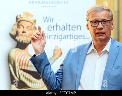 22. September 2020, Brandenburg, Potsdam: Günther Jauch, TV-Moderator und finanzieller Förderer vieler historischer Gebäude in der Stadt, spricht während der Pressekonferenz zur Spendenaktion zur Erhaltung des Campanile der Friedenskirche im Sanssouci Park. Der freistehende Glockenturm (Campanile) der Kirche mit seiner gusseisernen Konstruktion ist sehr baufällig. Nach der Renovierung der Kirchendächer und der Restaurierung des Apsis-Mosaiks im vergangenen Jahr kann die Stiftung Preußische Schlösser und Gärten Berlin-Brandenburg (SPSG) nun dank t mit der Restaurierung des Gebäudes beginnen Stockfoto