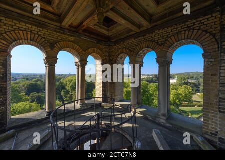 22. September 2020, Brandenburg, Potsdam: Das oberste Stockwerk des Campanile der Friedenskirche im Park Sanssouci der freistehende Glockenturm (Campanile) der Kirche mit seiner gusseisernen Konstruktion ist sehr baufällig. Nach der Renovierung der Kirchendächer und der Restaurierung des Apsis-Mosaiks im vergangenen Jahr kann die Stiftung Preußische Schlösser und Gärten Berlin-Brandenburg (SPSG) nun mit der Restaurierung des Gebäudes durch privates Engagement beginnen. Gemeinsam mit der Deutschen Stiftung Denkmalschutz und dem Bauverein wird eine bundesweite Spendenaktion für die fehlenden Mittel gestartet Stockfoto