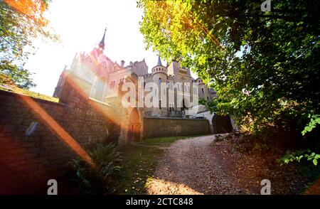 Hintergrundbeleuchtetes Foto von Schloss Marienburg mit dem Weg neben dem Burgmauer Stockfoto