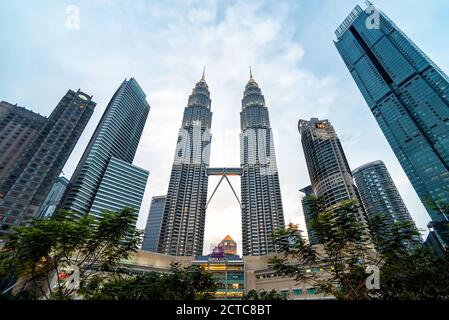 17. März 2018: Niedriger Winkel der Petronas Towers in Kuala Lumpur, Malaysia Stockfoto