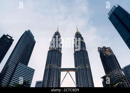 17. März 2018: Niedriger Winkel der Petronas Towers in Kuala Lumpur, Malaysia Stockfoto