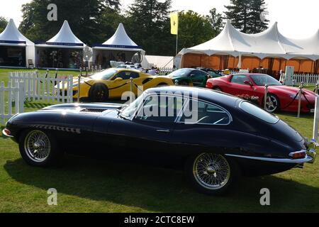 Blenheim Palace, Oxford, Großbritannien. September 2020. Ein E-Typ jaguar posiert mit McLarens und FerrariÕs auf dem berühmten Salon Prive im Blenheim Palace Credit: Motofoto/Alamy Live News Stockfoto