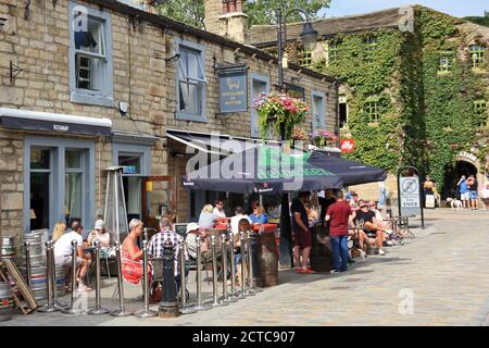 Menschen, die außerhalb von Shoulder of Mutton Pub, Hebden Bridge trinken Stockfoto