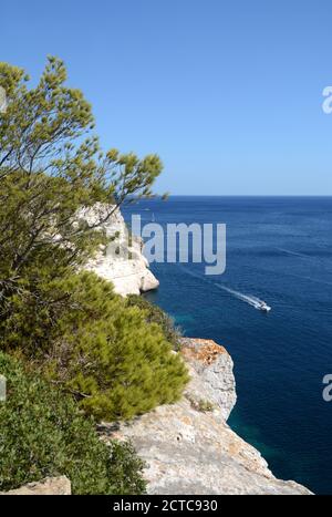 Menorca ist eine der spanischen Balearen im Mittelmeer. Es ist bekannt für die felsigen und türkisfarbenen Strände und Buchten, die "calas" genannt werden. Stockfoto