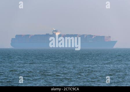 Containerschiff, das Southend on Sea, Essex, UK, in einer Schicht aus dichtem Meeresnebel, Nebel passiert. Maersk. Fahren Sie zum DP World London Gateway Port Stockfoto