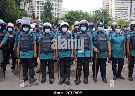 Dhaka, Dhaka, Bangladesch. September 2020. Polizisten tragen Masken, um vor dem COVID-19 sicher zu sein, während sie vor den Demonstranten in Shahbag in Dhaka stehen. Kredit: MD. Rakibul Hasan/ZUMA Wire/Alamy Live Nachrichten Stockfoto