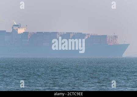 Containerschiff, das Southend on Sea, Essex, UK, in einer Schicht aus dichtem Meeresnebel, Nebel passiert. Maersk. Fahren Sie zum DP World London Gateway Port Stockfoto