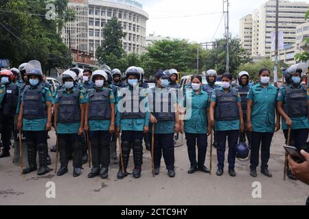 Dhaka, Dhaka, Bangladesch. September 2020. Polizisten tragen Masken, um vor dem COVID-19 sicher zu sein, während sie vor den Demonstranten in Shahbag in Dhaka stehen. Kredit: MD. Rakibul Hasan/ZUMA Wire/Alamy Live Nachrichten Stockfoto