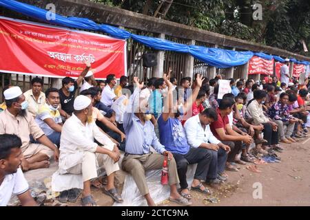 Dhaka, Dhaka, Bangladesch. September 2020. Bekleidungsarbeiter veranstalteten einen Sit-in für den zweiten Tag vor dem National Press Club und forderten 11 Monatslöhne. Kredit: MD. Rakibul Hasan/ZUMA Wire/Alamy Live Nachrichten Stockfoto