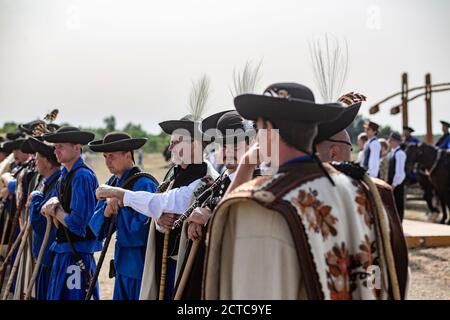 Traditionelle ungarische Hirten stehen für den jährlichen Wettbewerb Ergebnisse Stockfoto