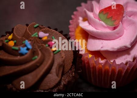 Eine Nahaufnahme einer Cupcake-Seite aus Schokolade und Erdbeere Nebenaufnahme mit selektivem Fokus Stockfoto