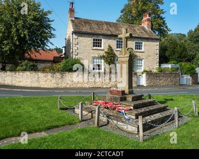 Dorfkriegsdenkmal in Goldsborough mit dem Limes Grad II Denkmalgeschütztes Gebäude in der Nähe von Knaresborough North Yorkshire England Stockfoto