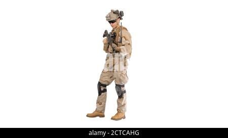 United States Marine steht und spricht auf weißem Hintergrund. Stockfoto