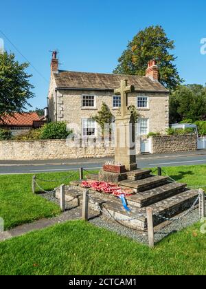 Dorfkriegsdenkmal in Goldsborough mit dem Limes Grad II Denkmalgeschütztes Gebäude in der Nähe von Knaresborough North Yorkshire England Stockfoto