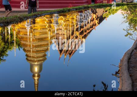 Eine Spiegelung des Wat Phan Tao, einem buddhistischen Tempel in Chiang Mai, Thailand. Stockfoto