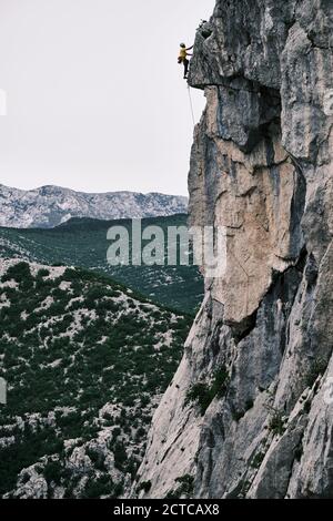 Männlicher Kletterer, der den Gipfel des Anica kuk im Nationalpark Paklenica in Kroatien erreicht. Stockfoto