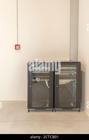 Zwei Server-Racks, Gehäuse und Netzwerkschränke im Raum Stockfoto