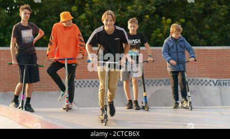Moskau, Russland - 11. September 2020: Teenager führt einen Trick in der Stadt Skatepark. Roller schieben. Er springt über ein Hindernis. Extremsport ist Stockfoto