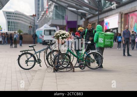 Moskau, Russland - 9. September 2020: Straßenleben. Zwei Männer, die sich in der Nähe des Parkplatzes für Fahrräder unterhielten. Konzept des Alltags. Coronavirus-Pandemiezeit. So Stockfoto