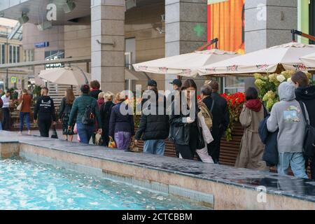 Moskau, Russland - 9. September 2020: "Evropeyskiy" ist ein Einkaufs- und Unterhaltungskomplex auf dem Platz des Kievsky Bahnhofs. Wunderschöne Founta Stockfoto