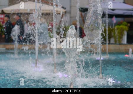 Fotografie von Brunnen an der Moskauer Stadtstraße. Heißer Herbsttag. Konzept der Frische und Schönheit der Stadt. Fotografieren mit unschärfem Hintergrund. Stockfoto