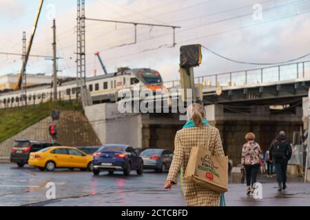 Moskau, Russland - 10. September 2020: Moskau Stadtbild bei Herbstuntergang nach dem Regen. Viele Menschen und viel Verkehr. Moderner Personenzug Stockfoto