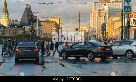 Moskau, Russland - 10. September 2020: Architektur des Komsomolskaja Platzes bei Sonnenuntergang im Herbst nach dem Regen. Jaroslawski Bahnhof. Autos stoppten ich Stockfoto