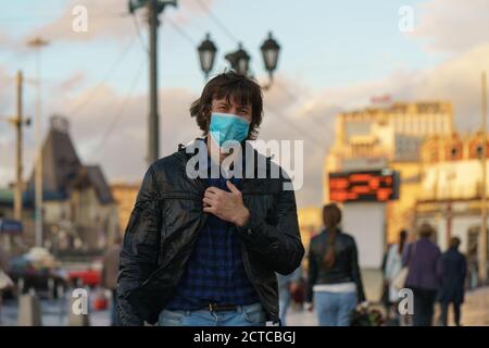 Moskau, Russland - 10. September 2020: Moskau Stadtbild bei Herbstuntergang nach dem Regen. Konzept des Großstadtlebens. Coronavirus-Pandemiezeit. Jung Stockfoto