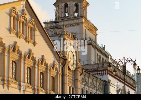 Moskau, Russland - 10. September 2020: Moskau Stadtbild bei Herbstuntergang nach dem Regen. Gebäude des Moskauer Kasanski Bahnhofs. Große alte Stadt c Stockfoto