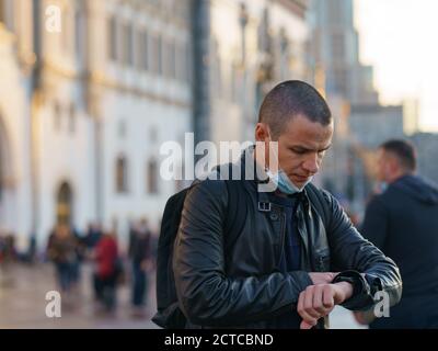 Moskau, Russland - 10. September 2020: Stadtbild bei Herbstuntergang nach dem Regen. Konzept des Großstadtlebens. Coronavirus-Pandemie. Junger Mann zog sich an Stockfoto