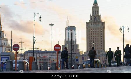 Moskau, Russland - 10. September 2020: Moskauer Stadtbild bei Herbstuntergang nach Regen. Konzept des Großstadtlebens. Die Architektur in der Nähe von Komsomolskaja Stockfoto