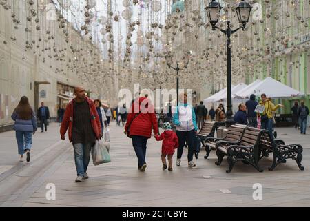 Moskau, Russland - 9. September 2020: Menschen, die in den ersten Herbsttagen an der berühmten Nikolskaja-Straße in der Innenstadt spazieren gehen. Touristisches Konzept. Stockfoto