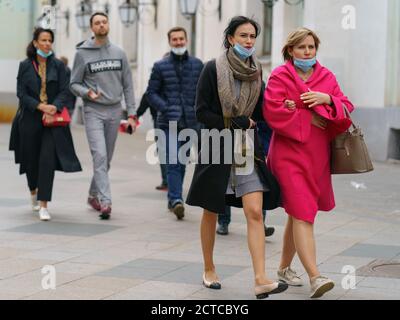 Moskau, Russland - 9. September 2020: Menschen, die in den ersten Herbsttagen an der berühmten Nikolskaja-Straße in der Innenstadt spazieren gehen. Touristisches Konzept. Jemand hat o Stockfoto