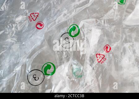 Recycling-Symbole auf verschiedenen Arten von Kunststoff-Verpackungsmaterial. Stockfoto