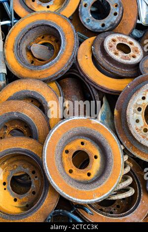 Nahaufnahme von alten gebrauchten und rostigen Autoradrotoren In einem Schrottplatz Stockfoto