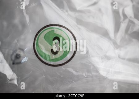 Nahaufnahme des Recycling-Symbols auf Verpackungsmaterial aus Kunststoff Stockfoto