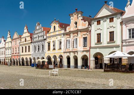 Hauptplatz der Stadt mit Renaissance- und Barockhäusern und Arkaden, Telč, Tschechische Republik Stockfoto