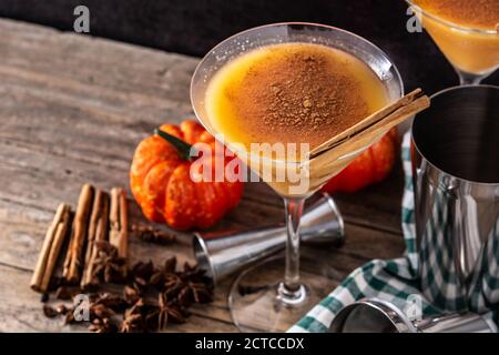 Kürbiscocktail auf Holztisch und schwarzem Hintergrund Stockfoto