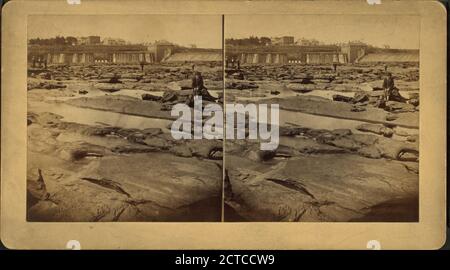 Connecticut River Dam bei Niedrigwasser, Jungen posieren auf Felsen im Vordergrund, Standbild, Stereographen, 1850 - 1930, Warner, Milan P Stockfoto