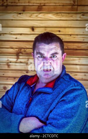 Molliger Mann mit blauer sportiver Jacke. Stockfoto