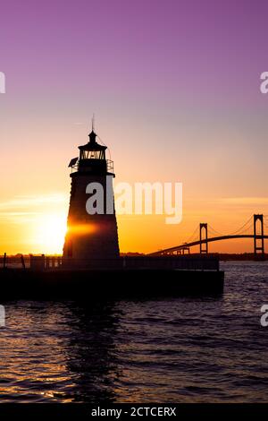 Sonnenuntergang über Newport Harbor Lighthouse mit Brücke und buntem Himmel Stockfoto