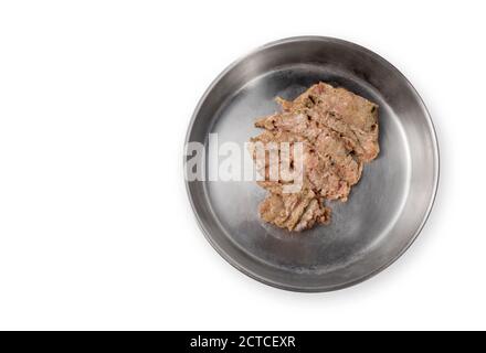 Draufsicht auf Tiernahrung Schüssel mit rohem putenfleisch, inklusive Rücken, Hals, Leber und Herz. Edelstahlschale. Konzept für Rohkost Ernährung. Stockfoto